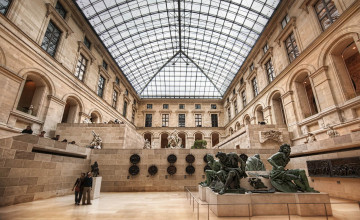  Inside Louvre